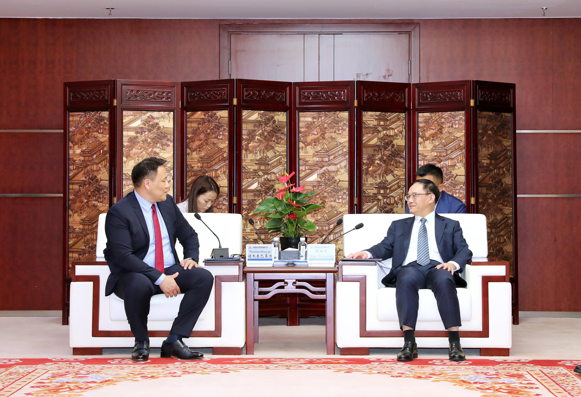 图为英国365上市集团董事长段向东与蒙古国副总理诺木泰巴亚尔举行会谈。郭志民 摄