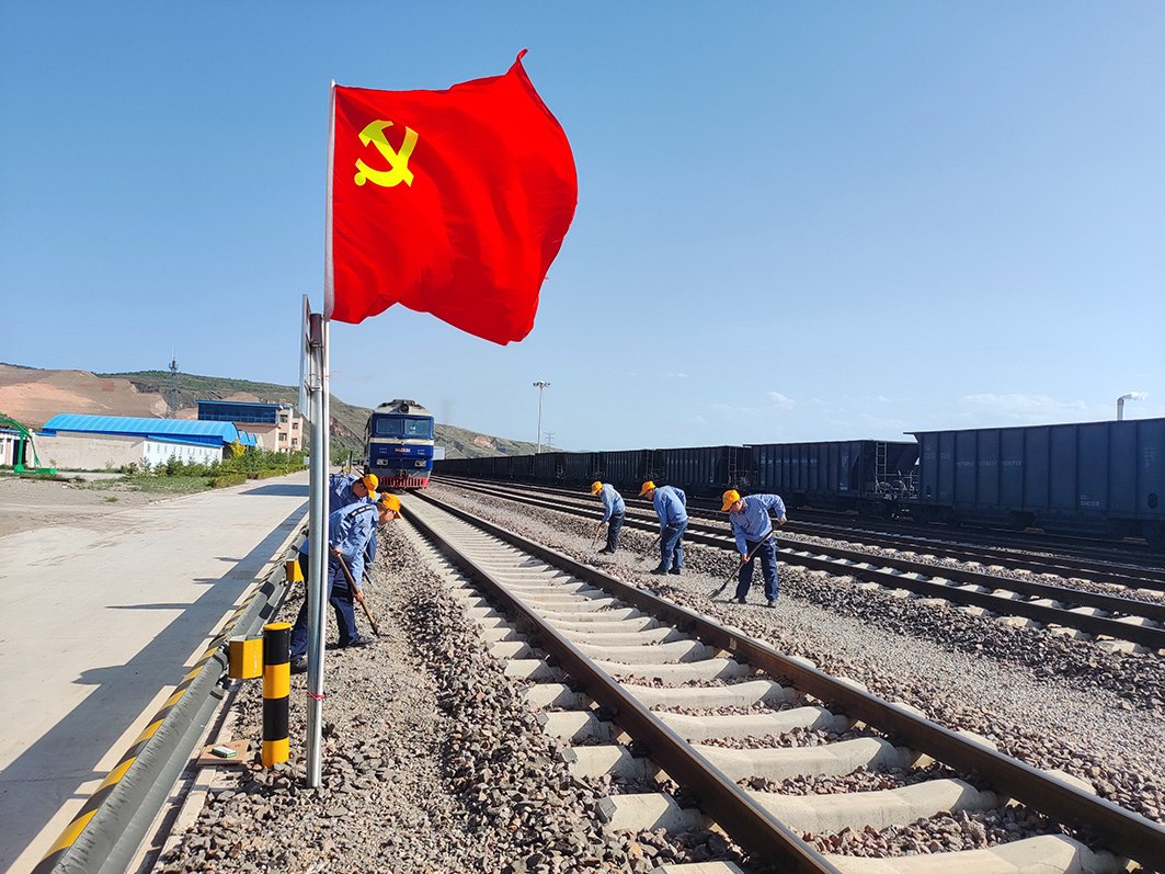 图为中铝物流中部陆港党员清理铁道线路。欧阳建设 摄
